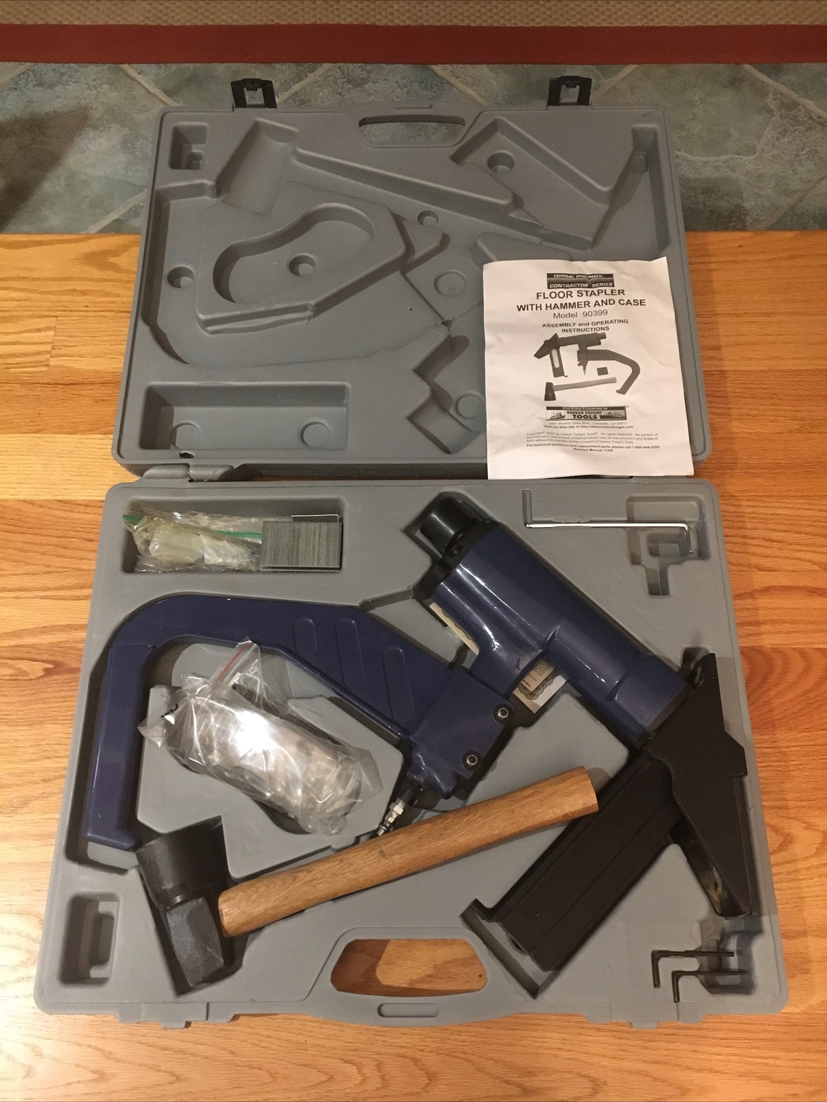Central Pneumatic Contractor Series Stapler With Hammer And Case 90399