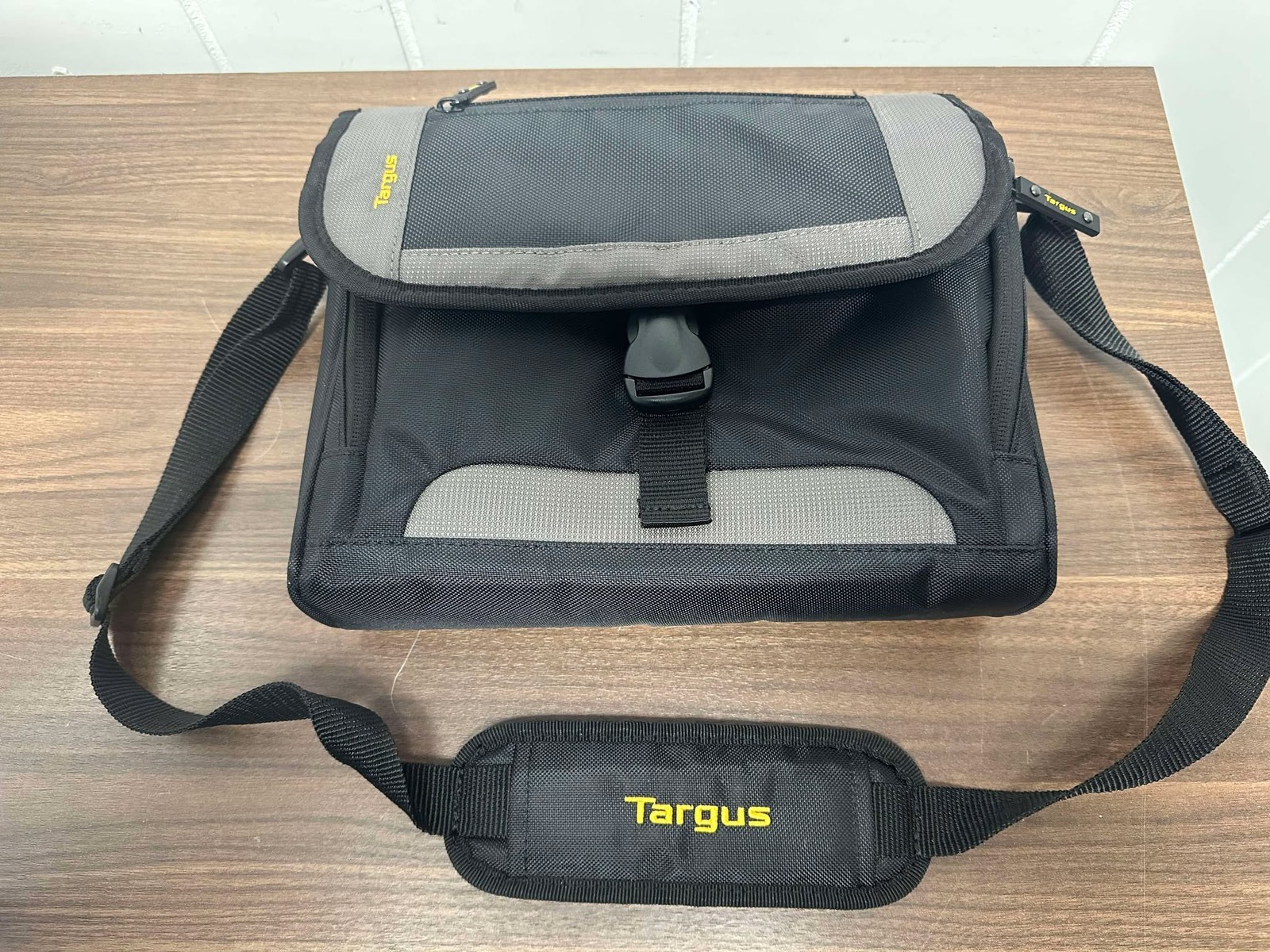 Targus CityGear Black Messenger Laptop Computer Bag With Shoulder Strap