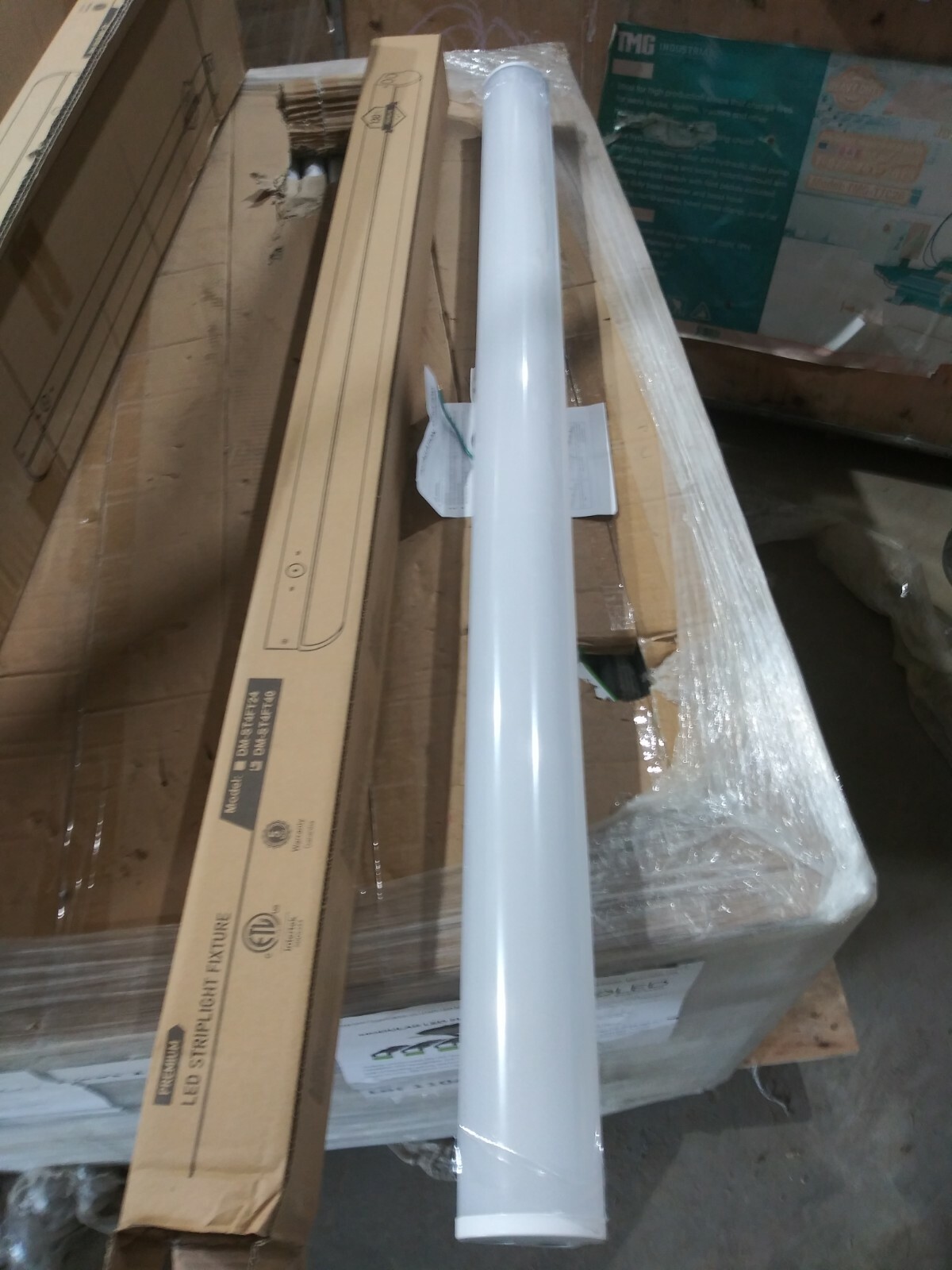 Intertek LED Strip Light Fixture 40 Watts 3000k DM-ST4FT40 Pack of 4.