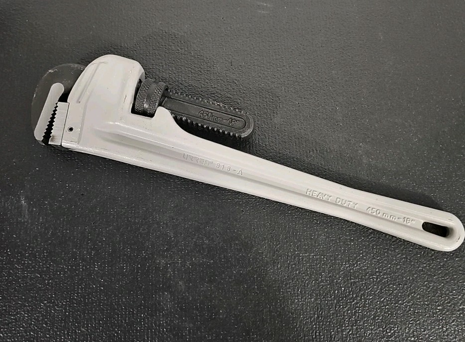 URREA 818A Aluminum Pipe Wrench Length 18" and Max Pipe 2-1/2" Light Weight