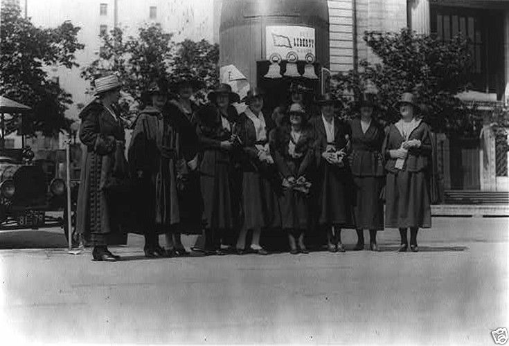 Liberty Bond sales booth - Washington DC 1918 - 8x10 World War I Photo WWI