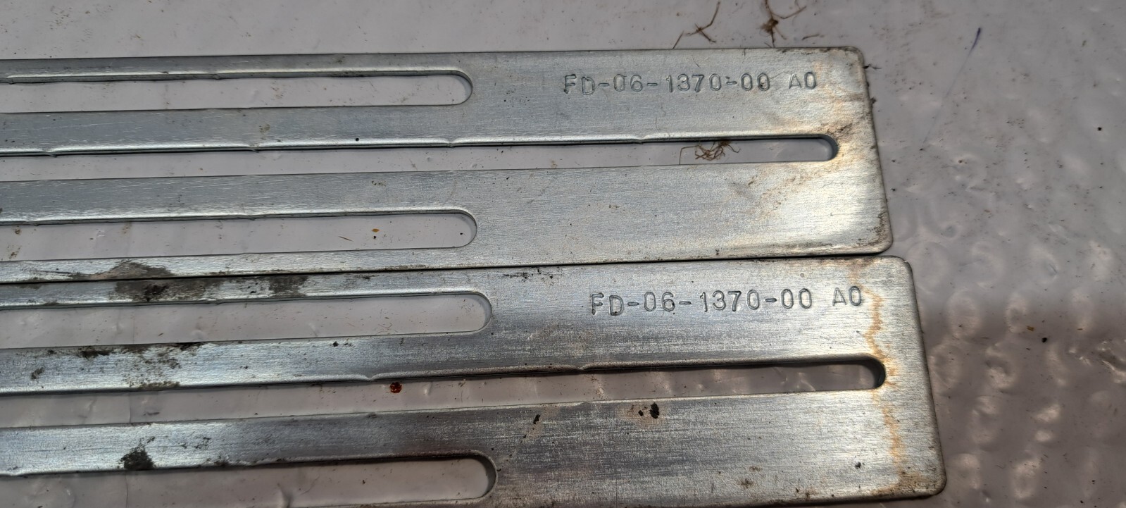2 X mounting brackets FD-06-1370-00 USED