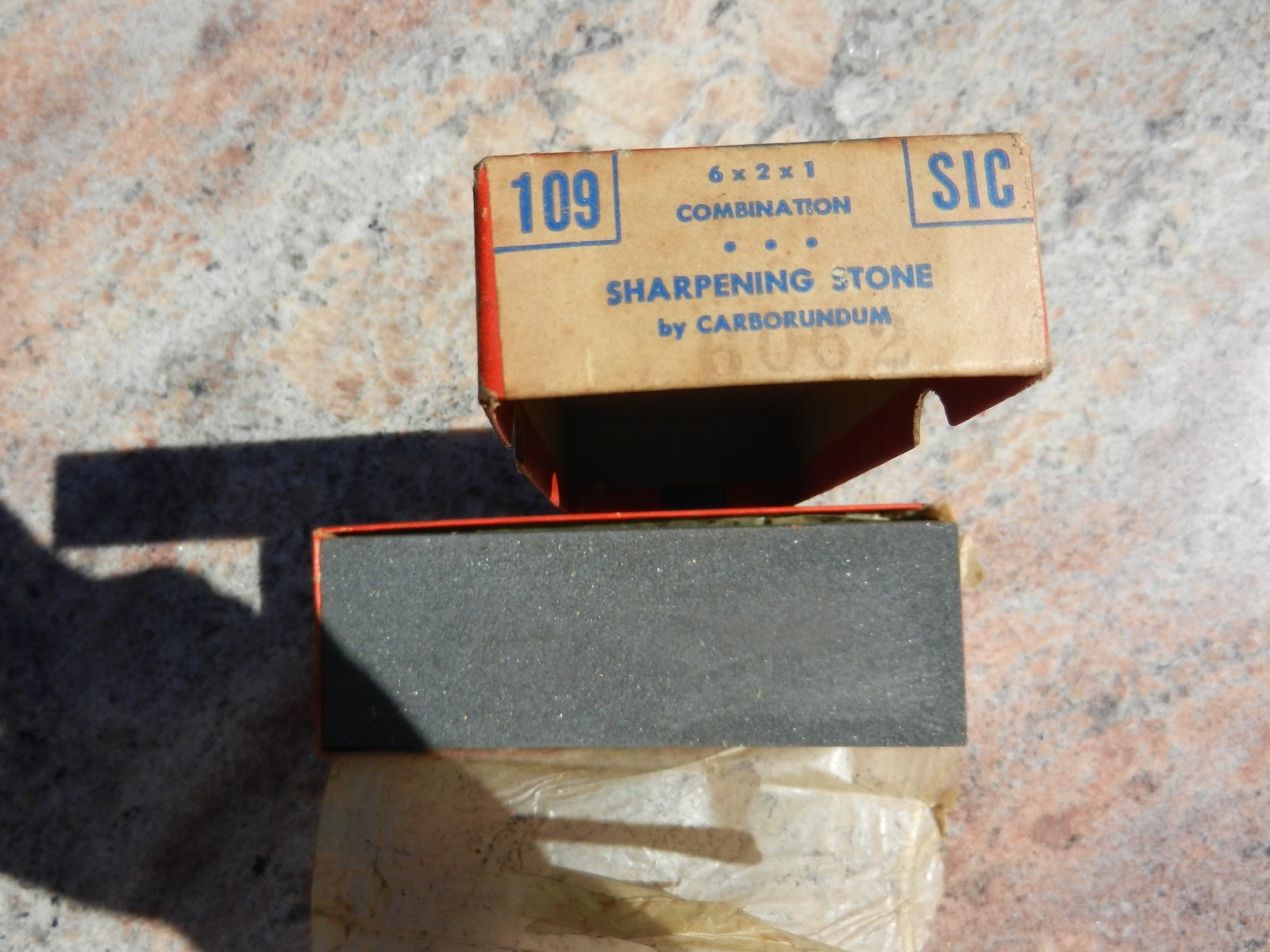 NEW Vintage CARBORUNDUM No. 109 COMBO Sharpening Stone In Original Box 6x2x1"