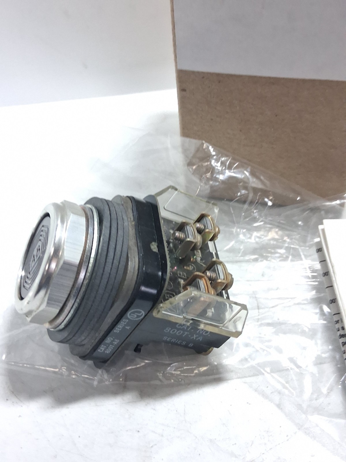 ALLEN BRADLEY 800T-A8A PUSH BUTTON BROWN FLUSH HEAD MOMENTARY 1NO 1NC SER A NIB