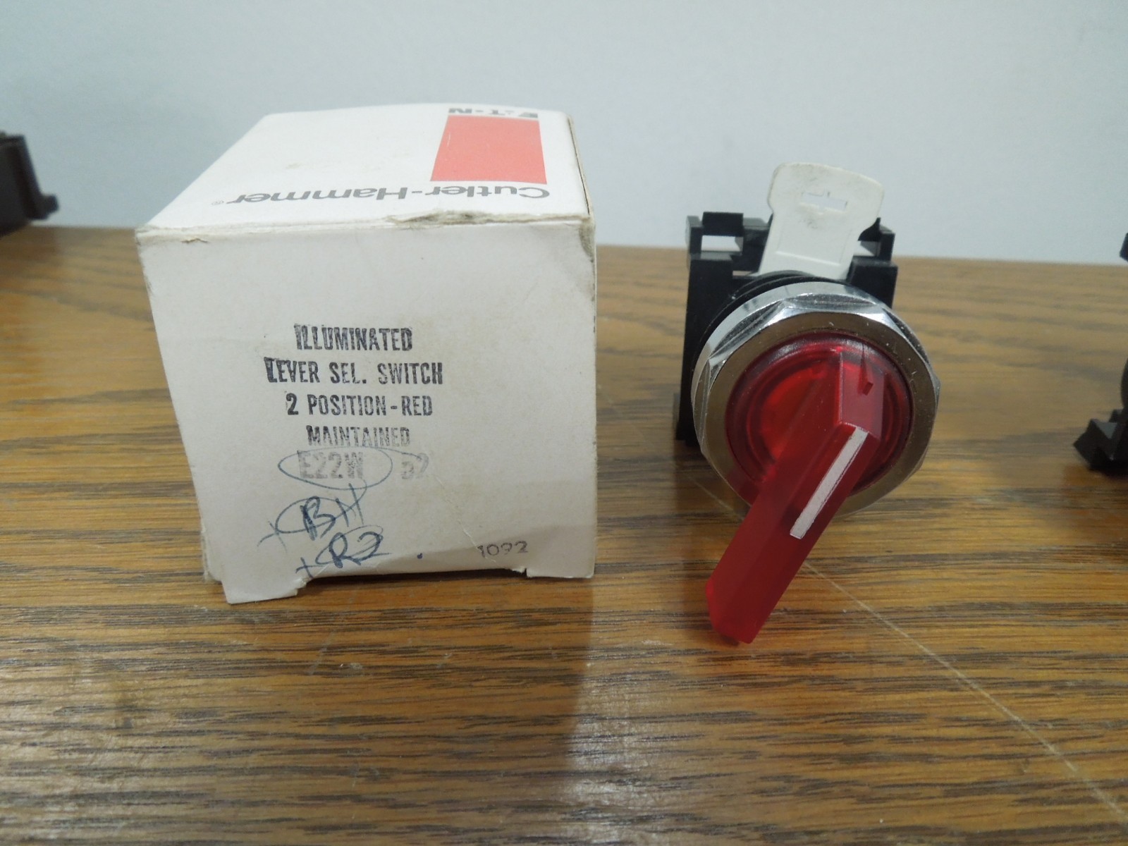 Cutler-Hammer E22W52 2 Position Illuminated Red Lever Selector Switch Surplus