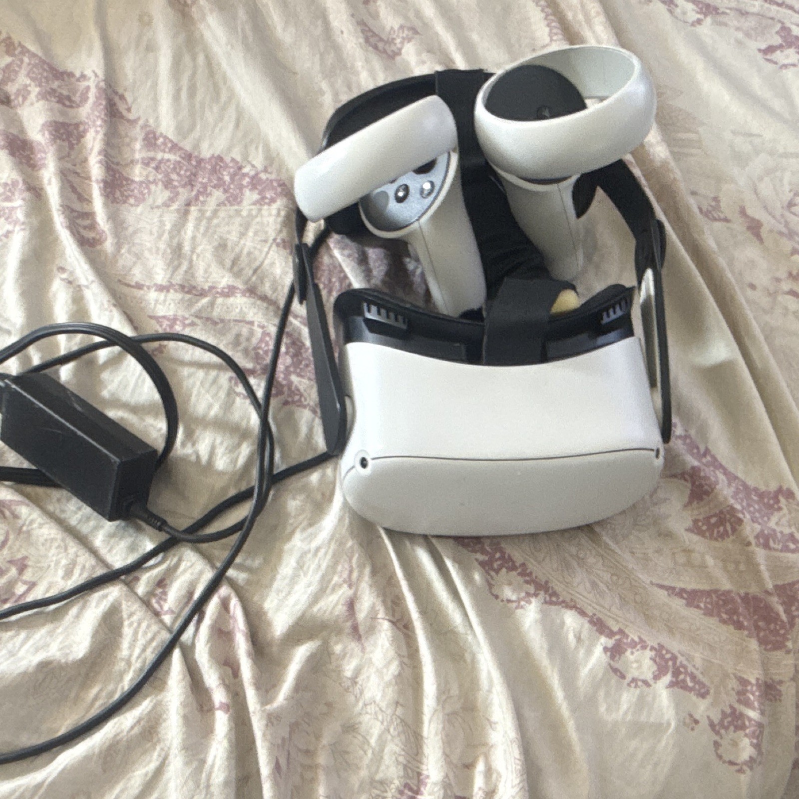 Meta Quest VR Headset w/ Charger/Controllers/ Used. Work Fine