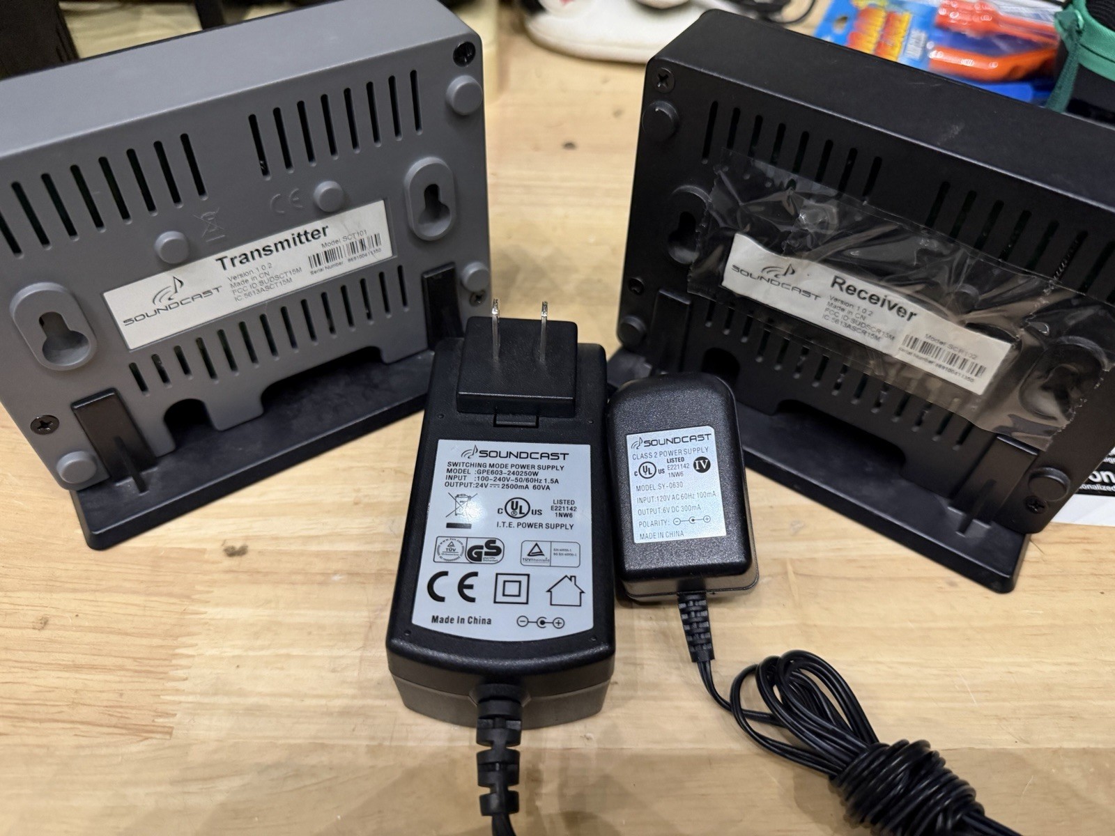 Soundcast Wireless surround SCT101 And SCR102