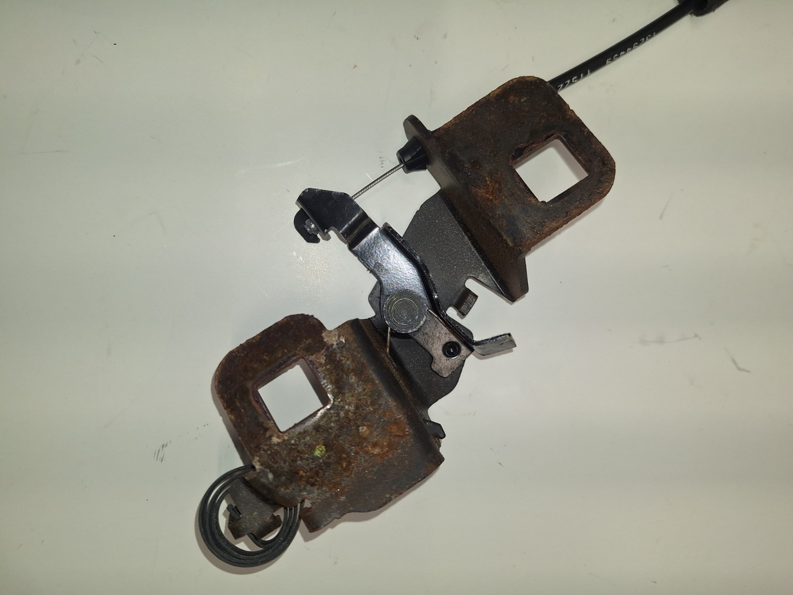 2008 CADILLAC CTS OEM REAR TRUNK LOWER LOCK LATCH WITH EMERGENCY RELEASE