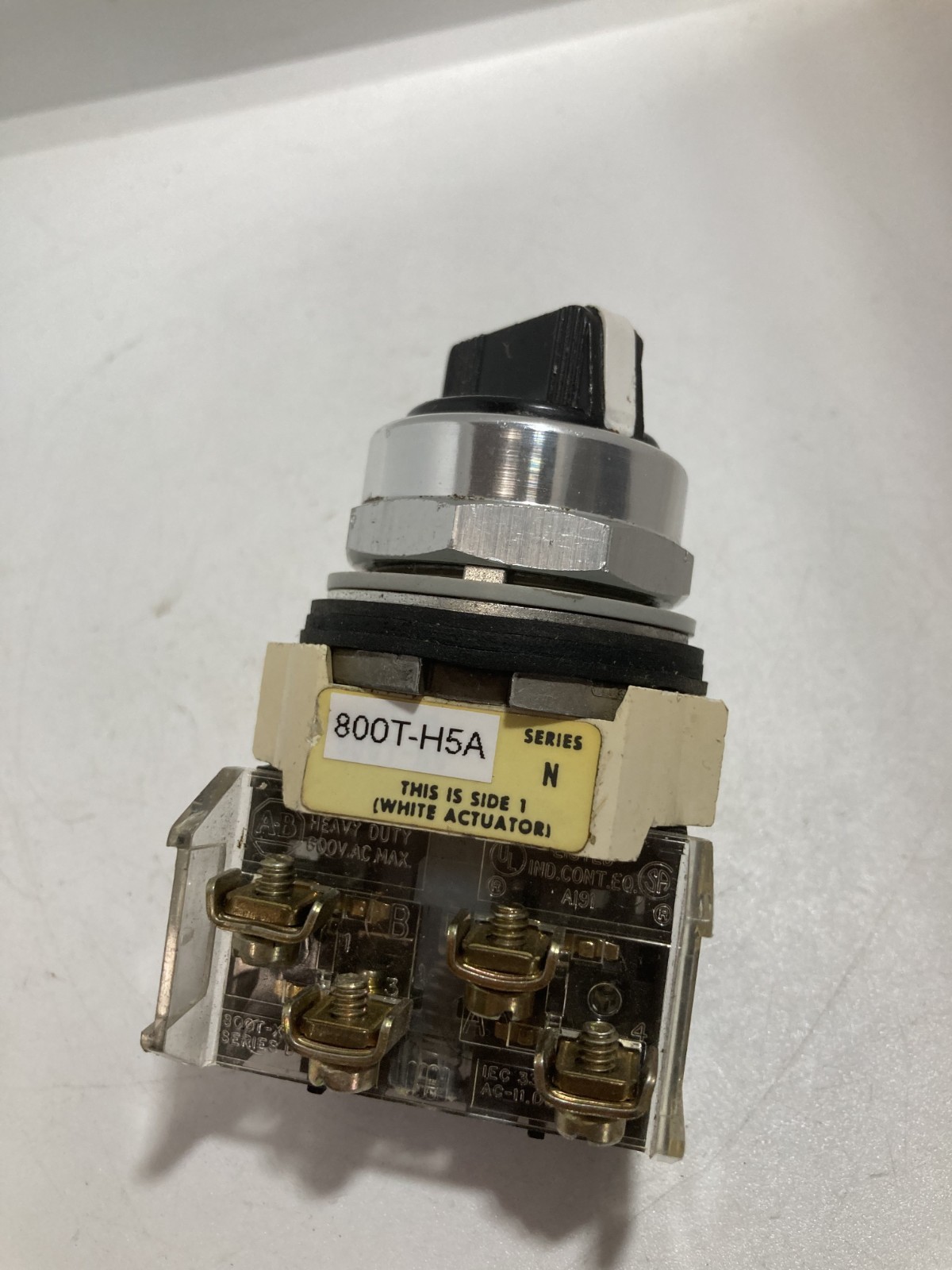 ALLEN BRADLEY 800T-H5A SELECTOR SWITCH 2 POS 1NO/1NC SPRING RETURN SERIES N