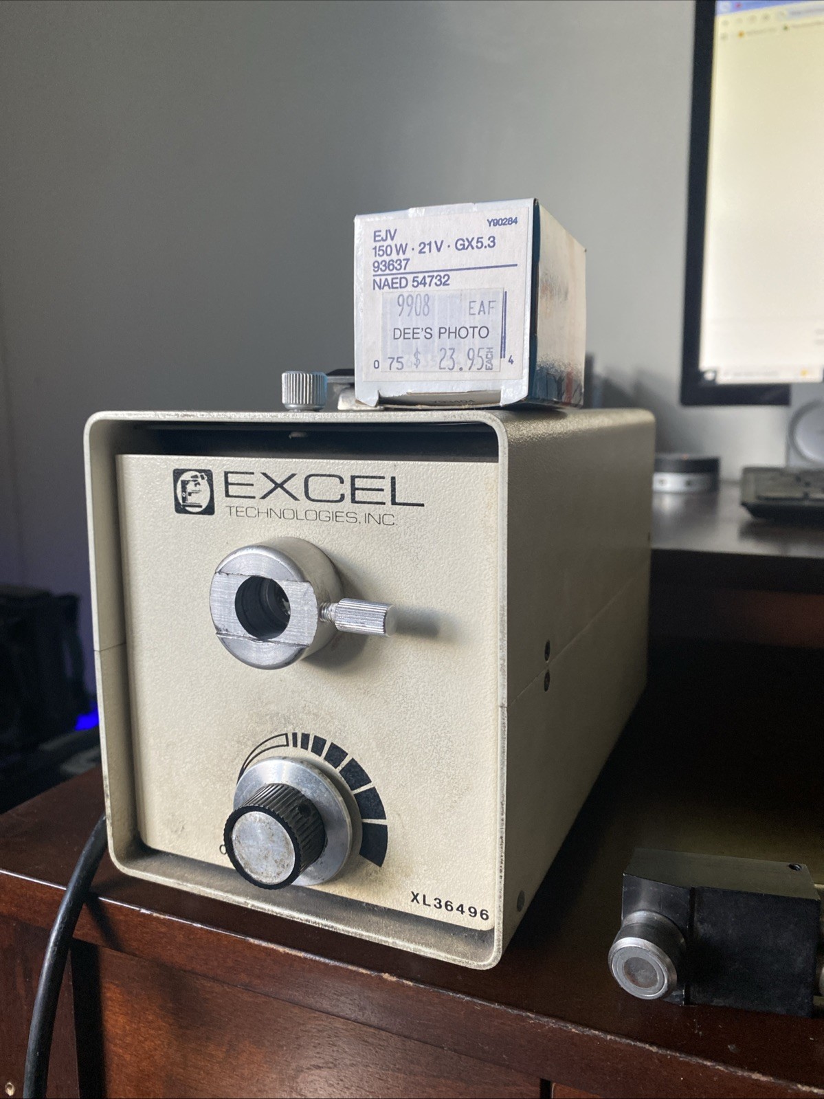 EXCEL TECHNOLOGIES XL-36496 Illuminator, double fiber optics, extra lamp.