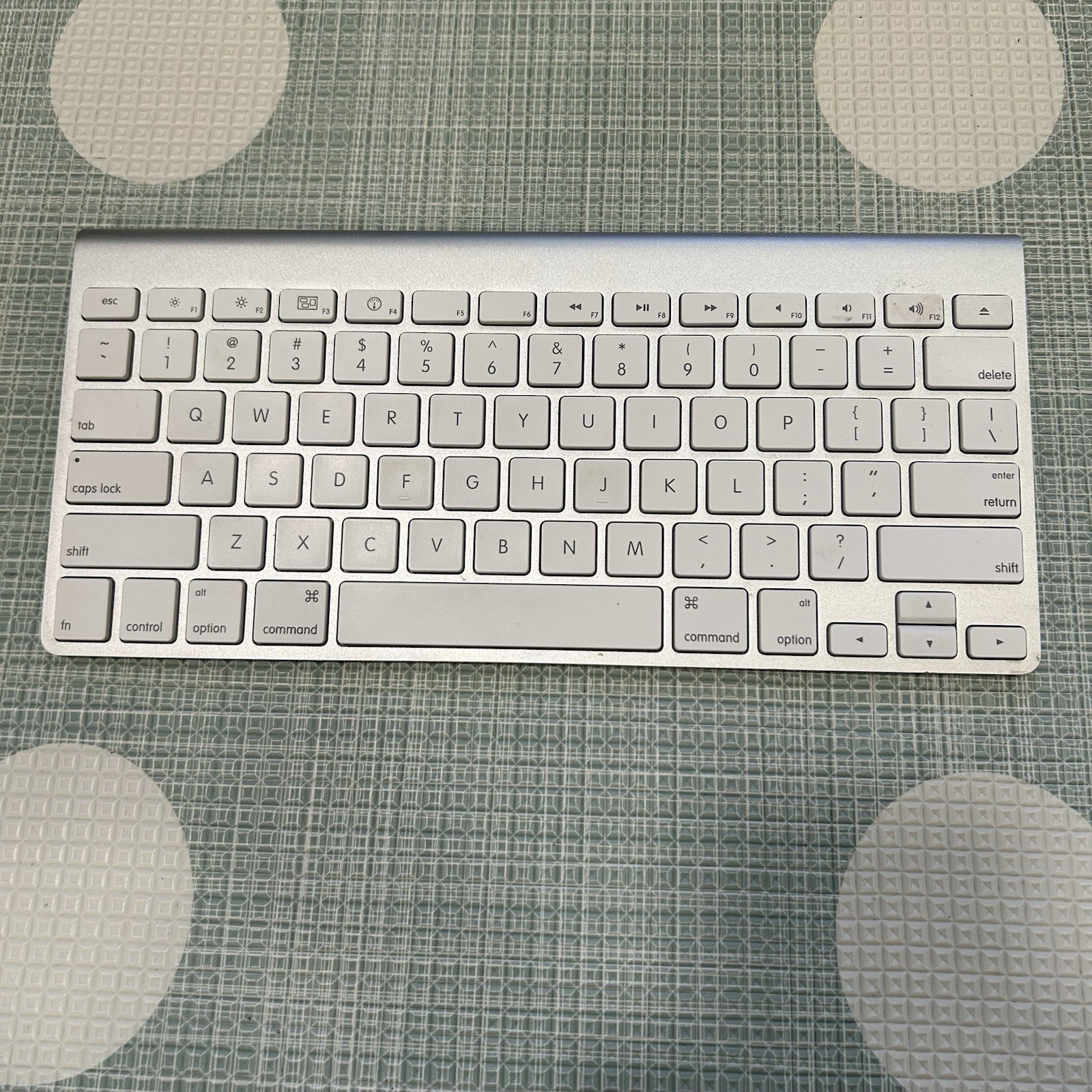 Apple Wireless Bluetooth Keyboard Model A1314 Aluminum Uses AA Batteries TESTED