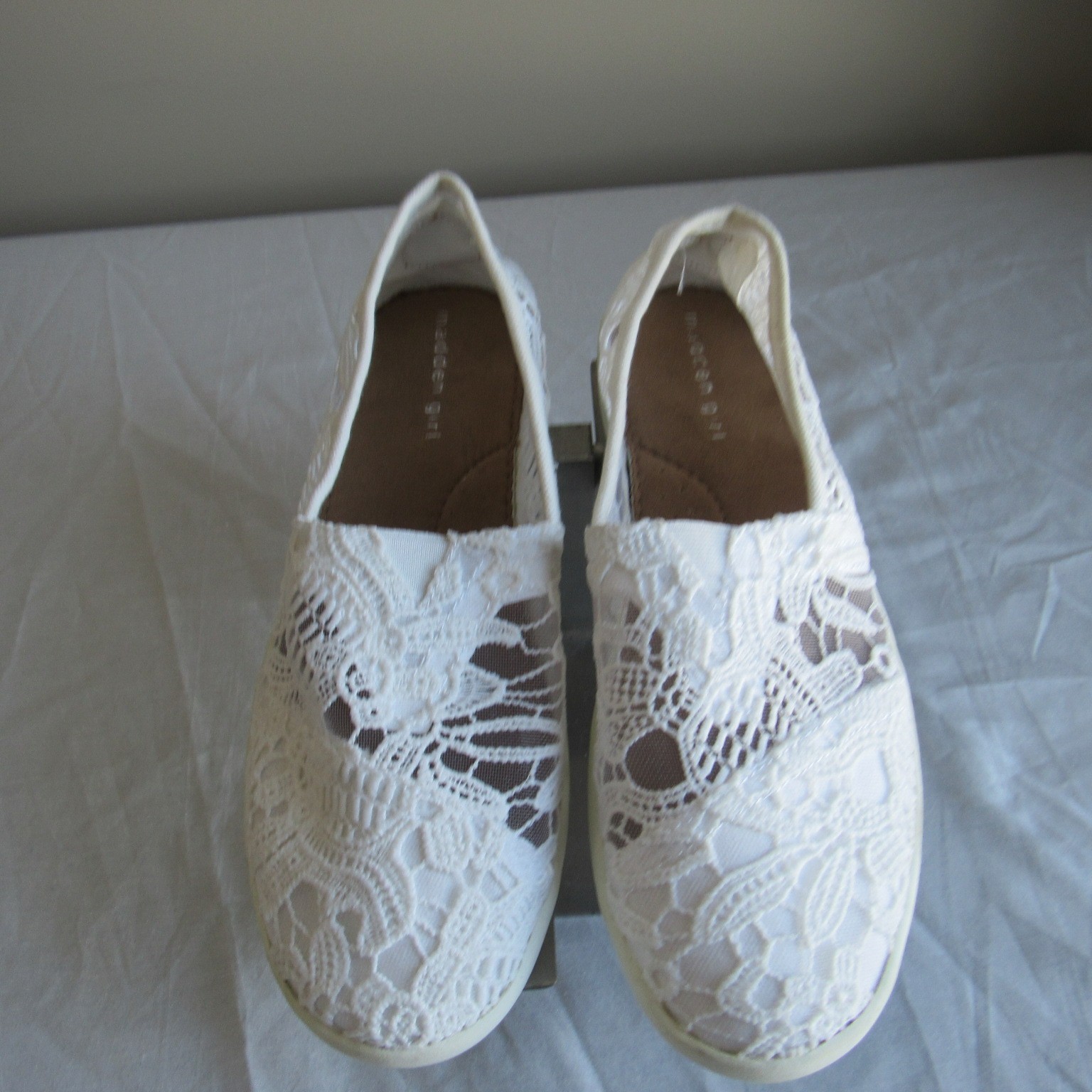 Madden Girl Sail Canvas Slip On Embroidered Casual Shoe White 9 NWOB