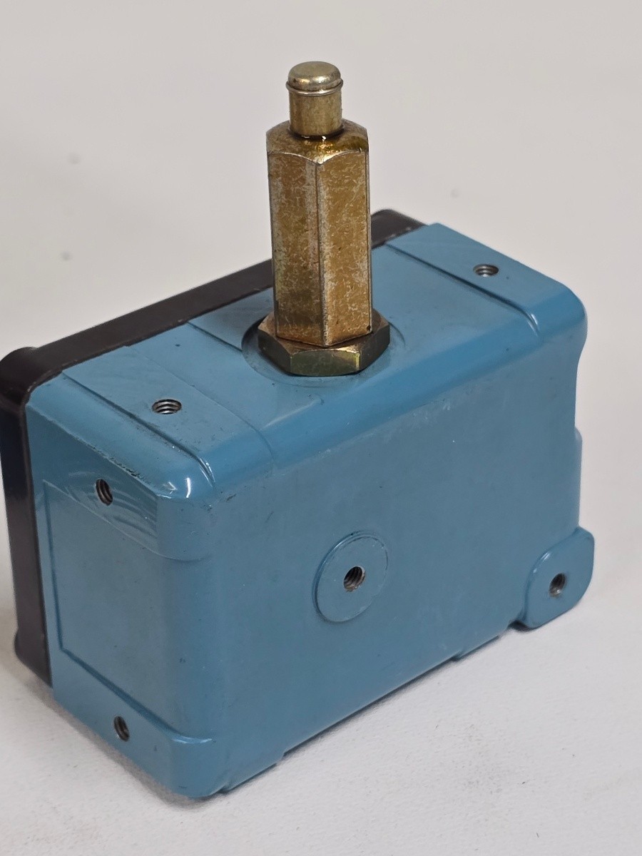 Micro Switch OP-Q 9348 Splash Proof Microswitch with Plunger Actuator