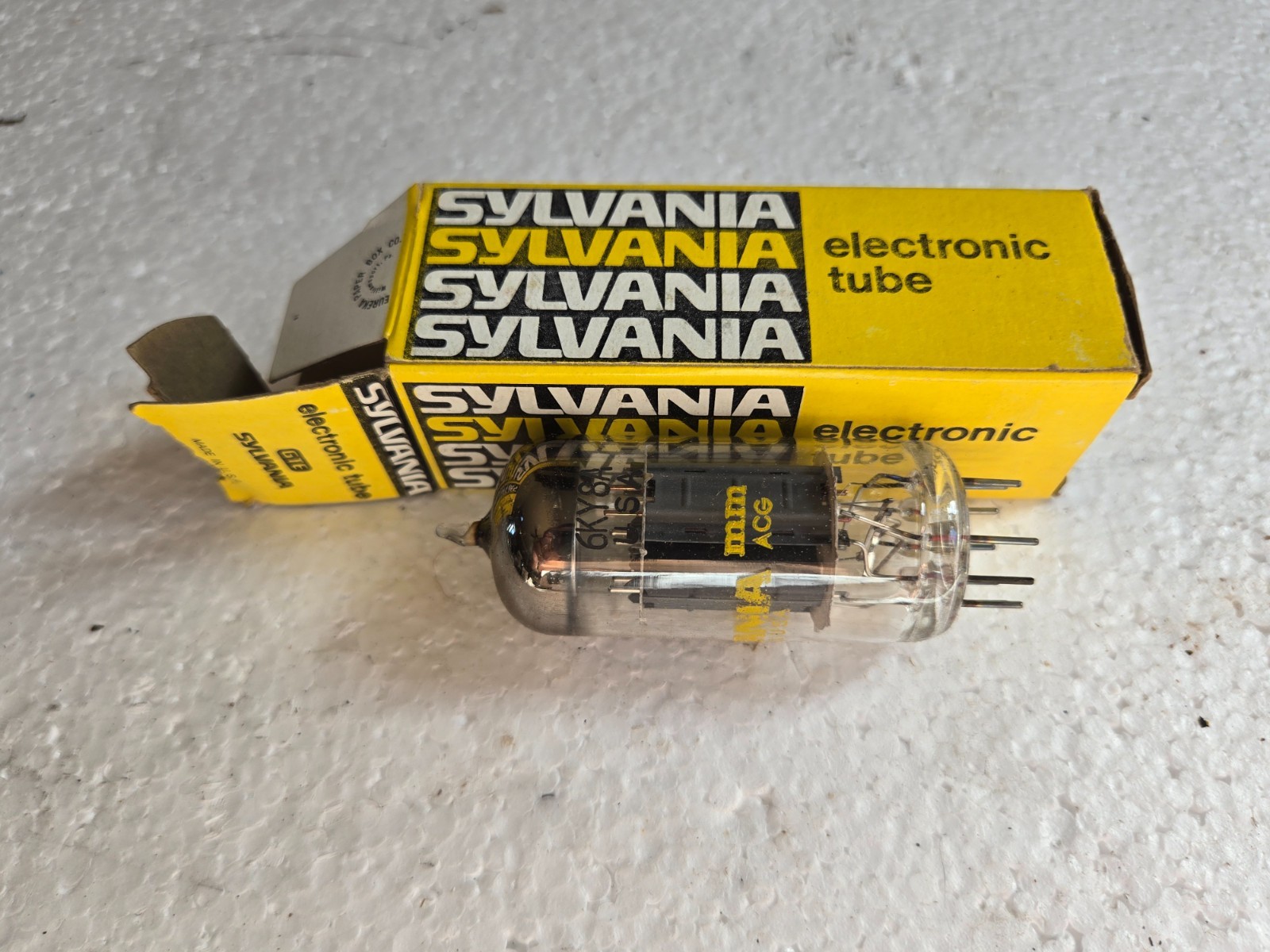 Sylvania  6KY8A VACUUM TUBE OEM NOS