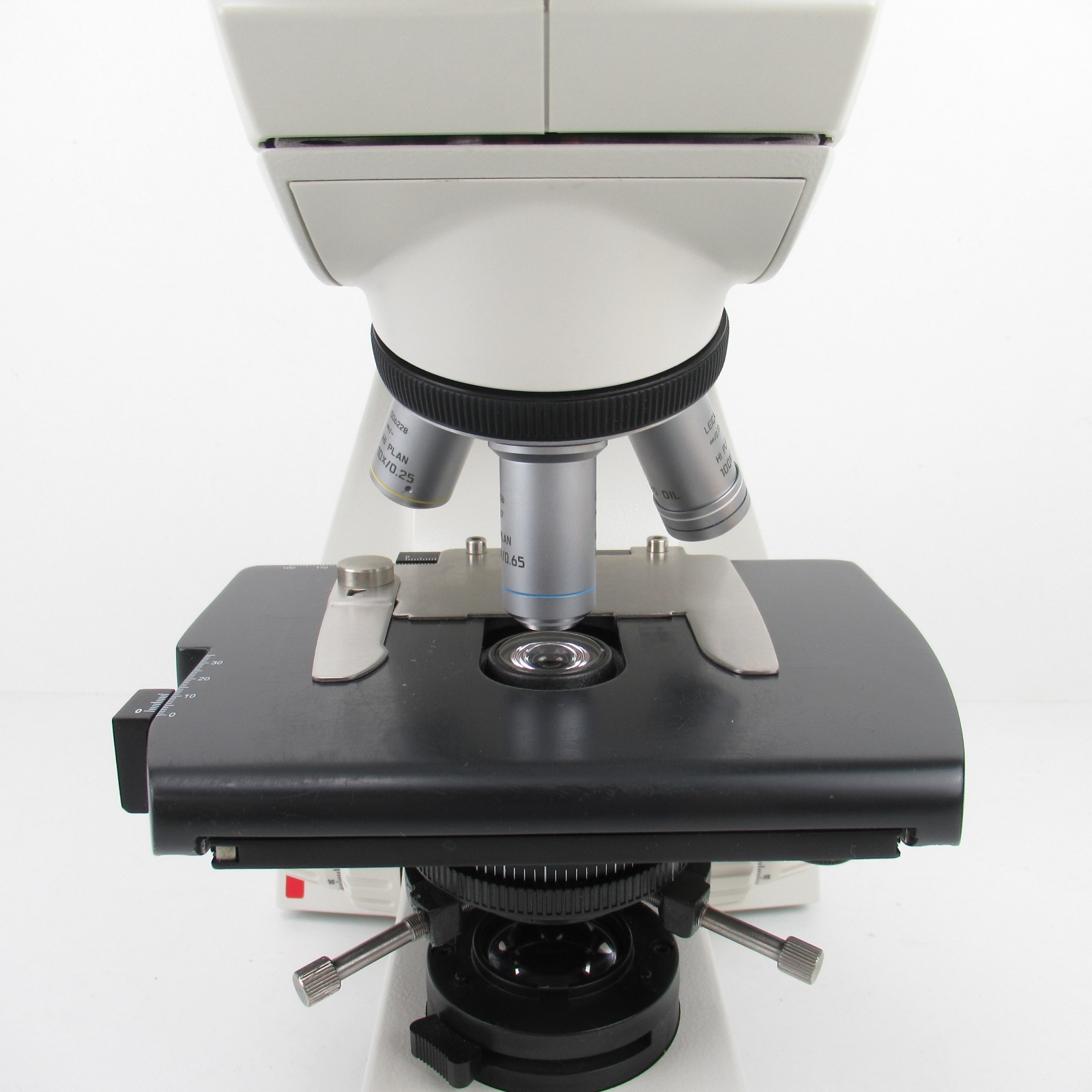 LEICA DM750 BINOCULAR MICROSCOPE W/ OBJETIVE SET & 10X EYEPIECES