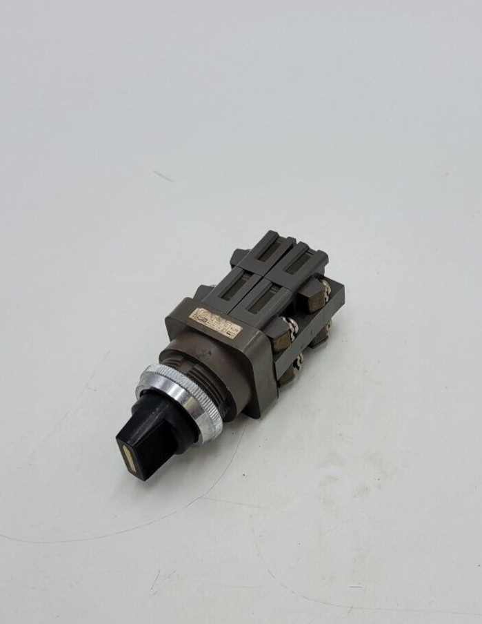 Idec Izumi 41-10570 Black Selector Switch 125VAC 5A 300VAC 3A with 2 POS Contact