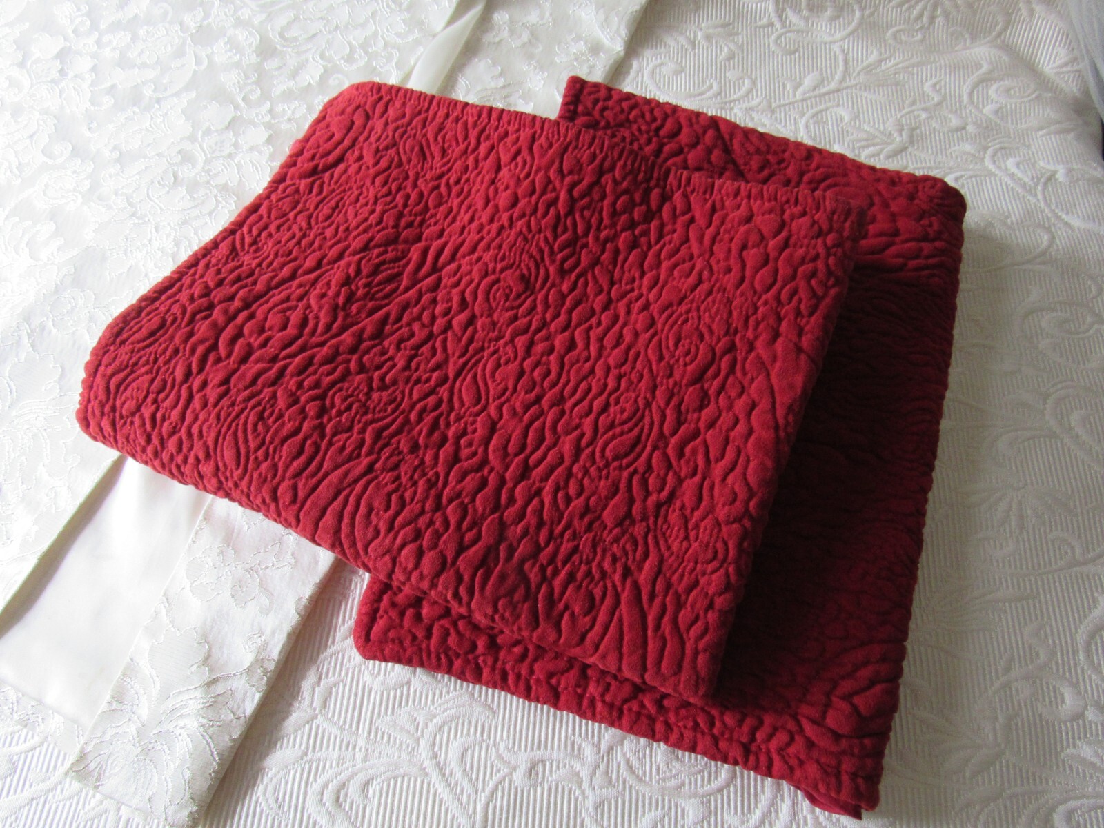 Paisley Quilt,Red,Standard Shams (2),Summa International,Barn,Farmhouse,Cottage