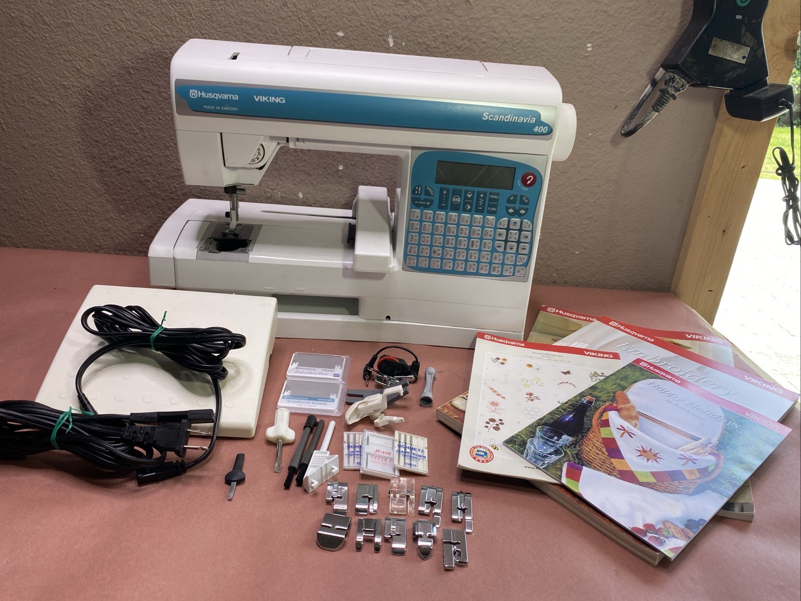 Husqvarna Viking Scandinavia 400 Sewing Machine W/ Accessories ( UNTESTED)