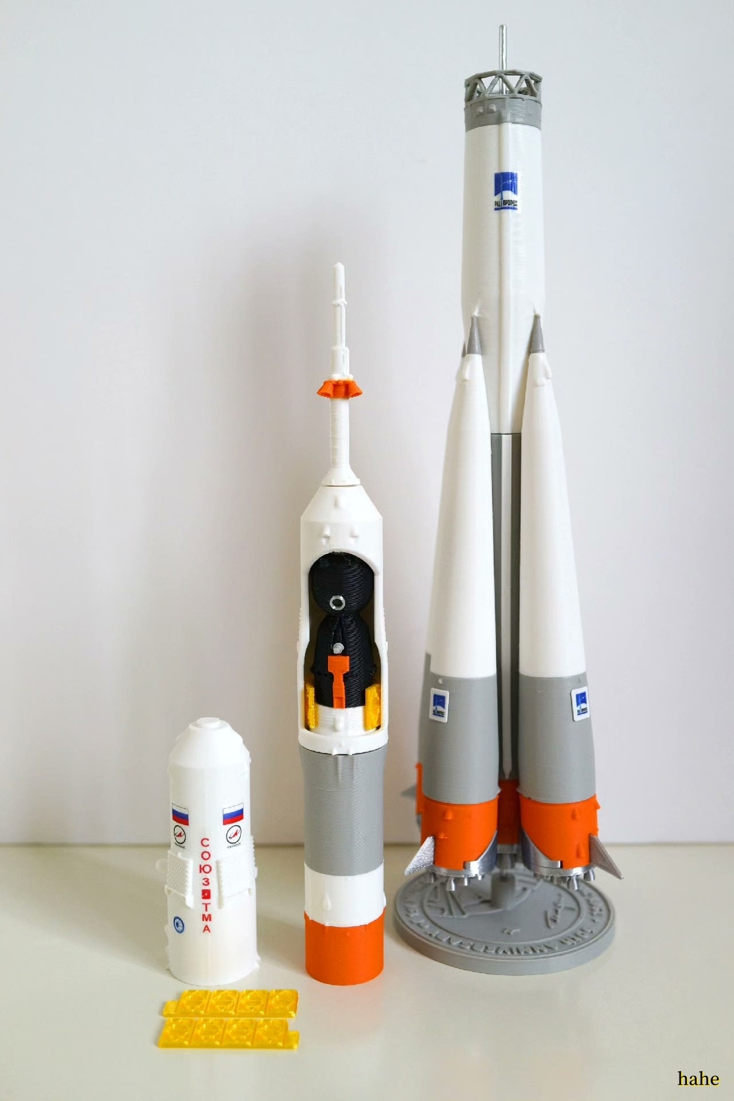 1/200 1/144 CCCP Soyuz FG Rocket- Launch Mode Static Finished Spacecraft Model