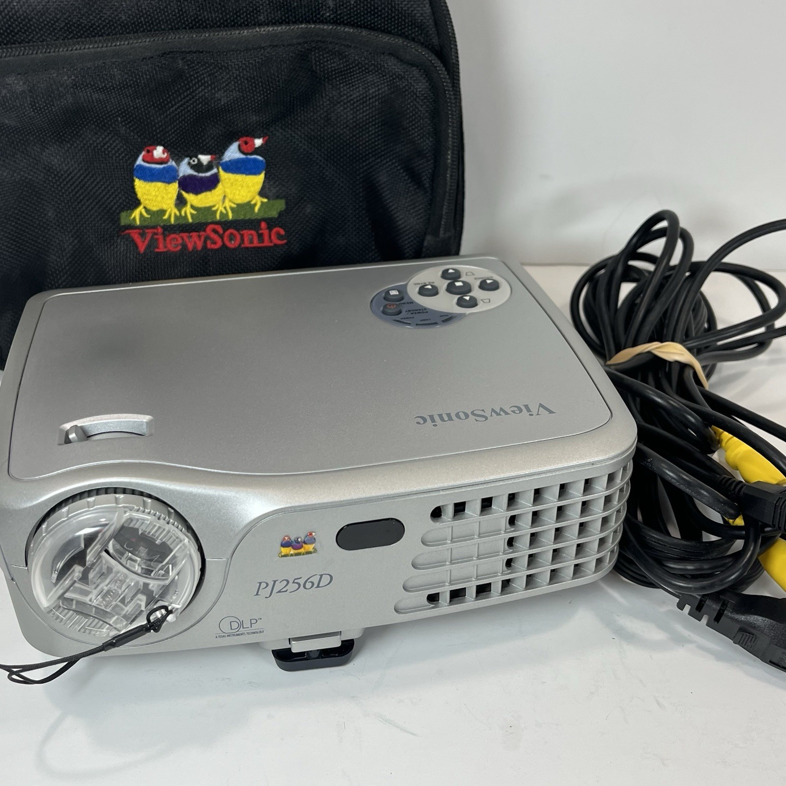 The ViewSonic PJ256D Micro-portable DLP™ Projector W/Carrying Case/Cords-Tested