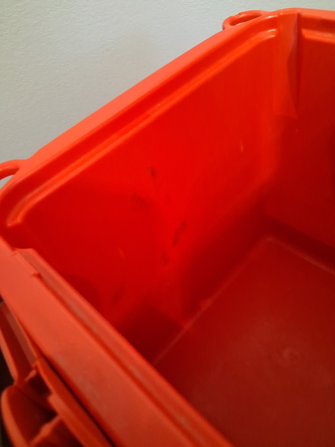 Igloo Quantum 12 cooler 18 Pack capacity Lockable USA. 12 Quart Red White Black