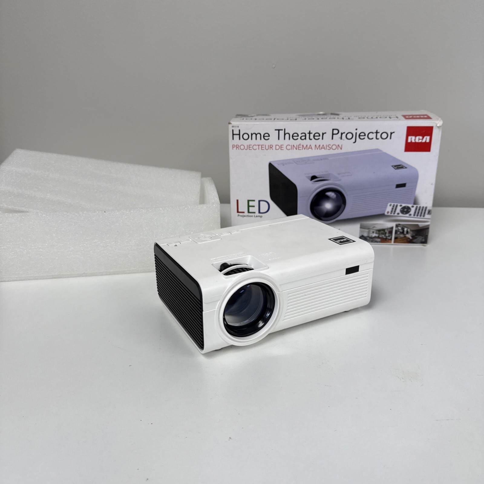RCA RPJ119 2200 Lumens Home Theater Projector 1080p HDMI READ