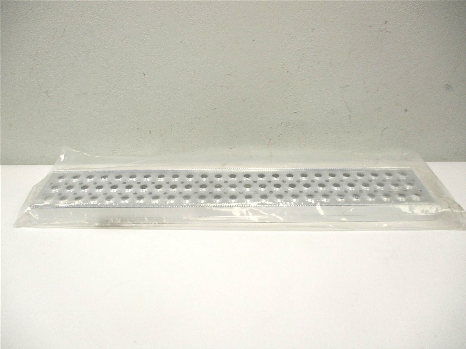 3895910C1 NEW OEM INTERNATIONAL AUXILIARY FUEL TANK STEP 832MM