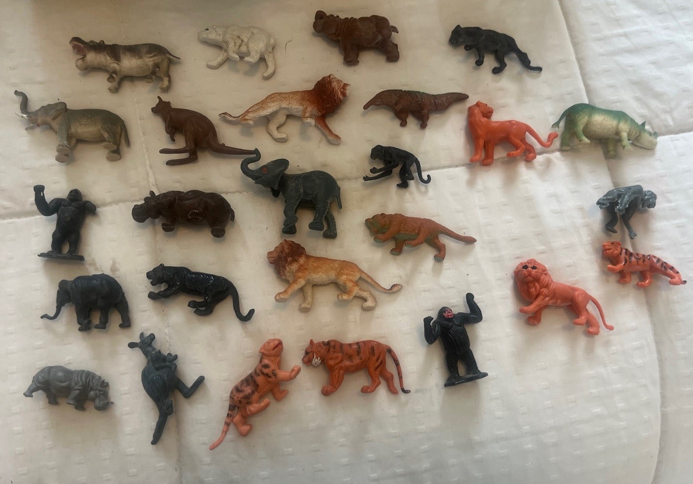 Vintage Lot Of Small Zoo Animals Unbranded 26 Total A7