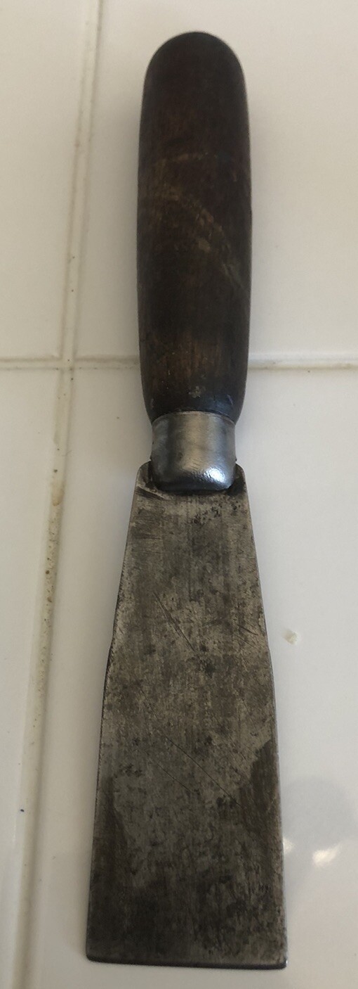2 VINTAGE WOOD HANDLE PUTTY KNIFES / SCRAPER