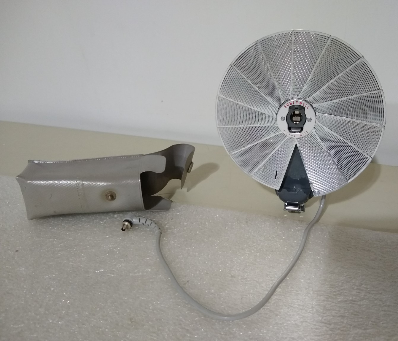 Honeywell Tilt-A-Mite Camera Flash Unit Collapsible Fan Style w/ Case - Untested