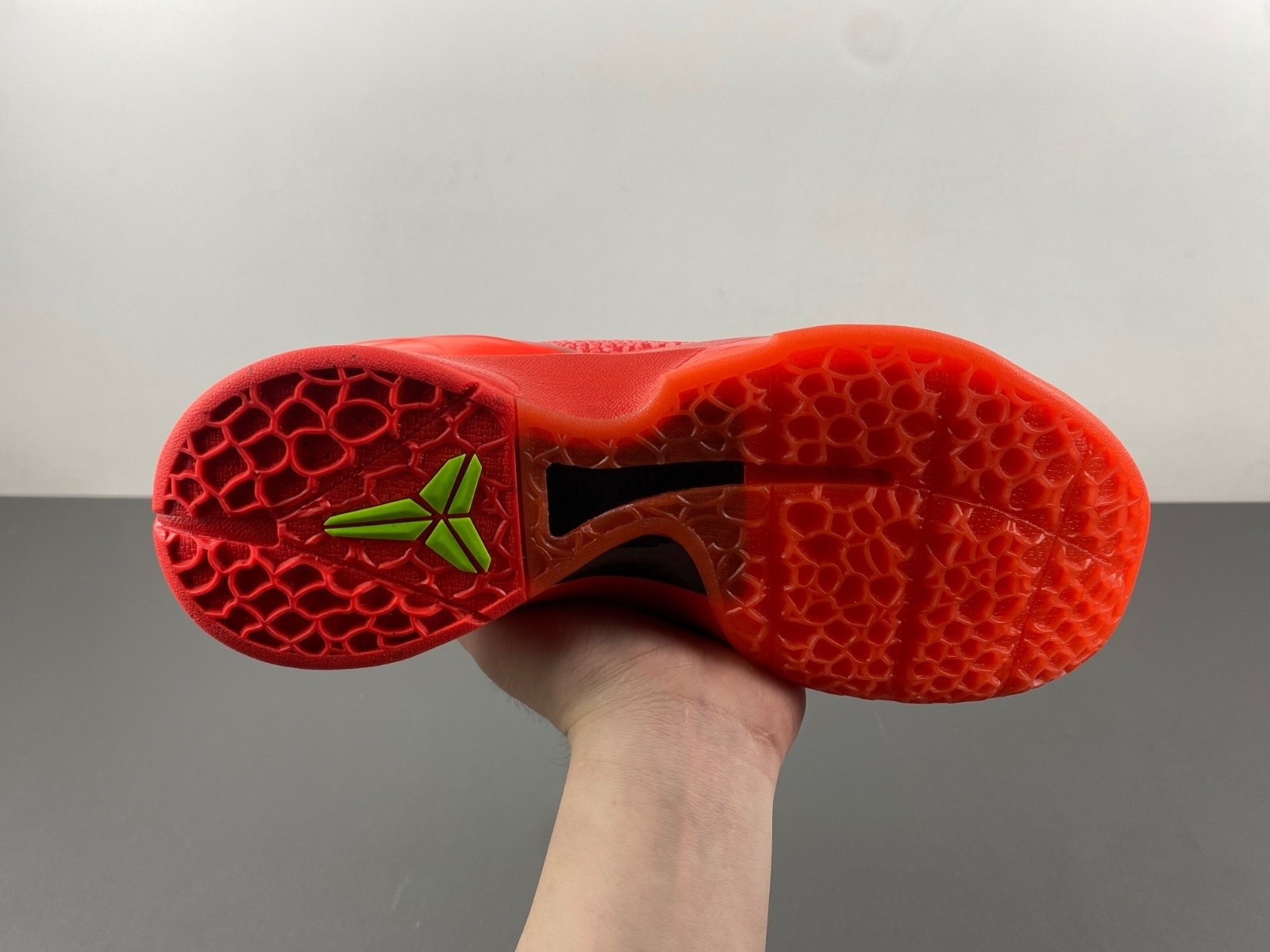 FV4921-600 Zoom Kobe 6 Protro 'Reverse Grinch' Red