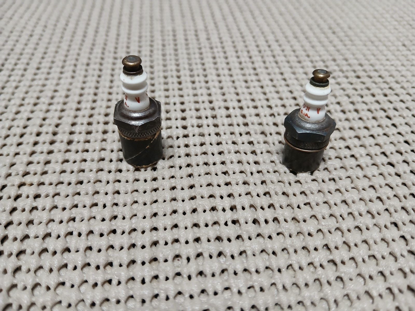 LOT OF 2*MODEL AIRPLANE ENGINE PARTS*CHAMPION TYPE-V SPARK PLUGS*SP*SAI