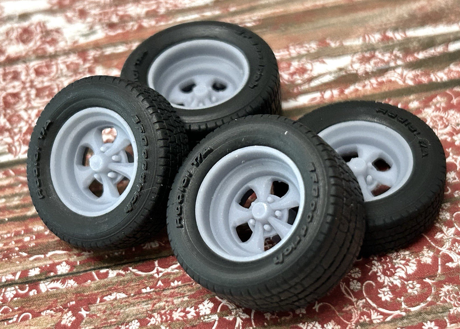 1/24 Scale: 15-inch “Keystone Klassic” Resin Wheels W/ Wide Rear Tires￼