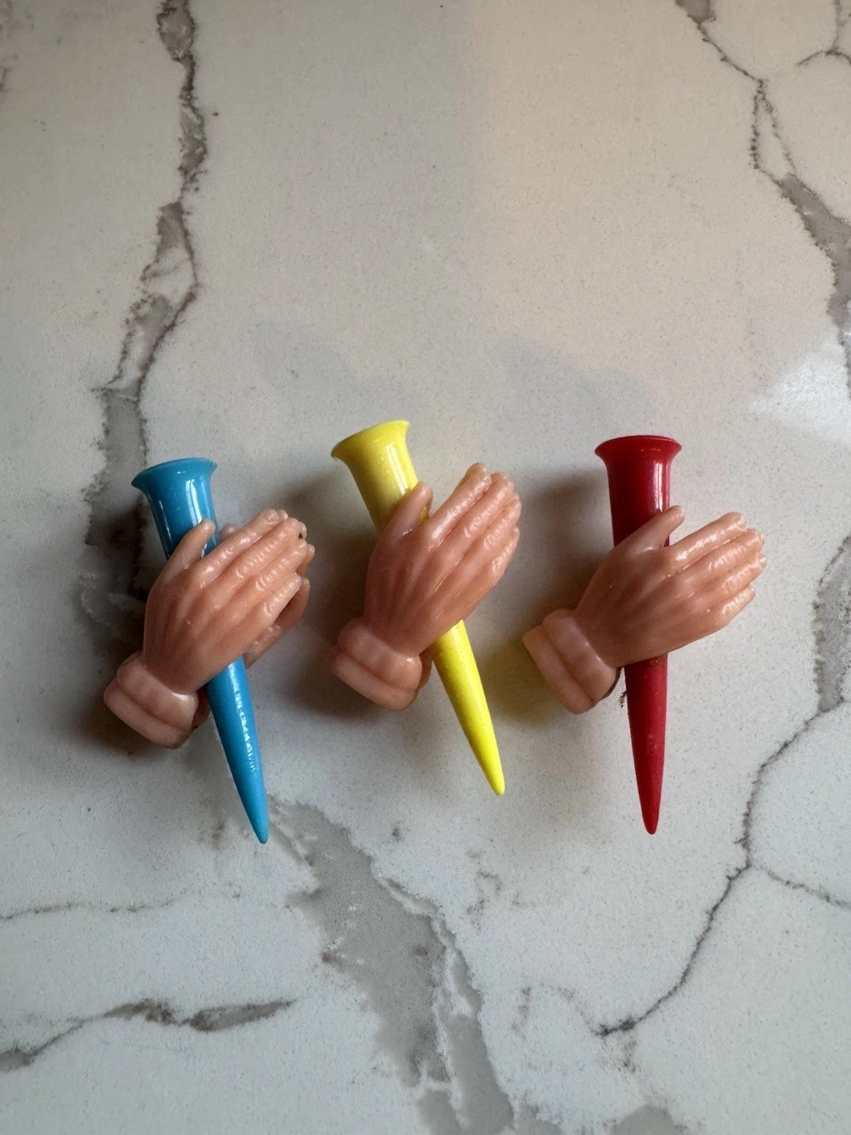 Gag Golf Tee (B2A) Red Plastic w/Prayer Praying Hands (JSF6) Religious