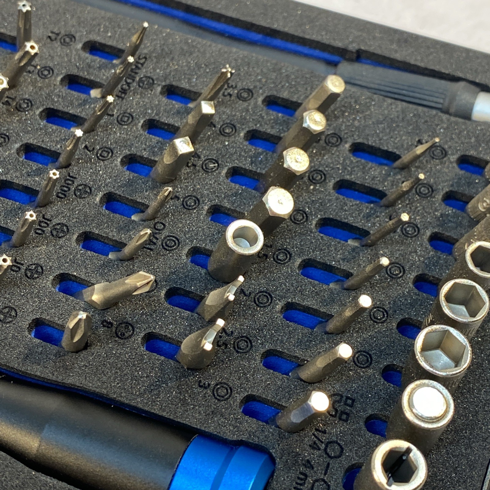 iFixit - Mako Driver Kit - 64 Precision Bits