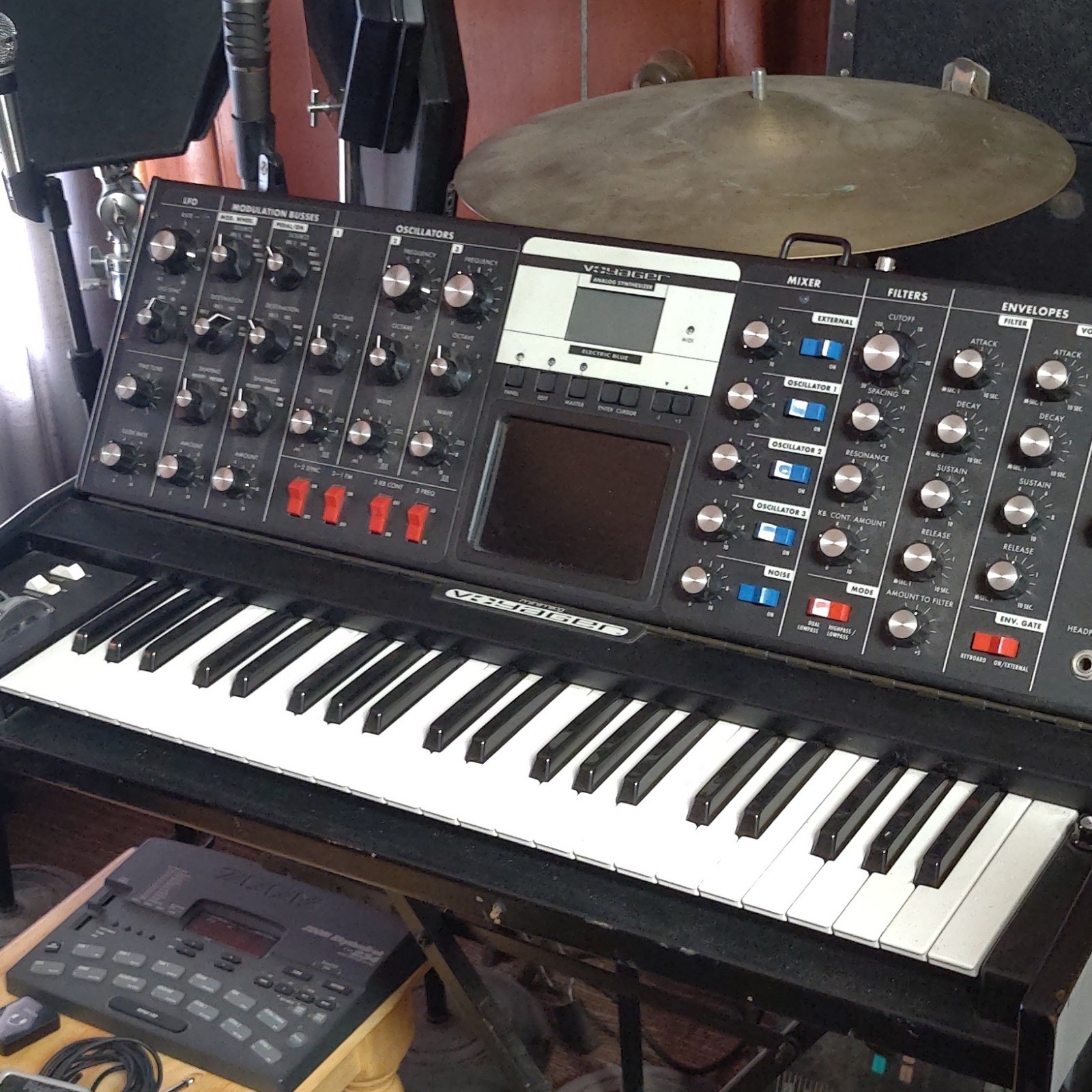 MOOG Moog Voyager Analog Keyboard Synthesizer 44-Key, 2 Pedal Inputs