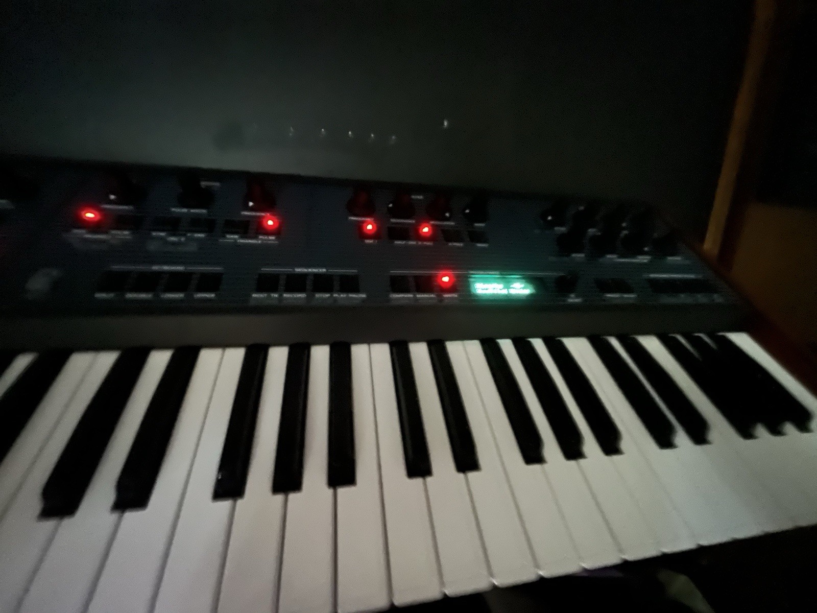 Behringer UB-XA Keyboard Unit with vacuum Tube Display.￼