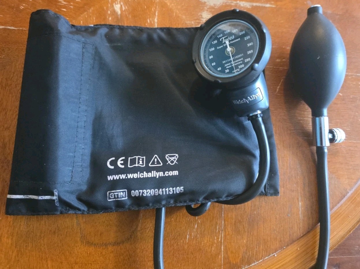WELCH ALLYN Tycos Manual Blood Pressure Gauge Adult Cuff DS48A