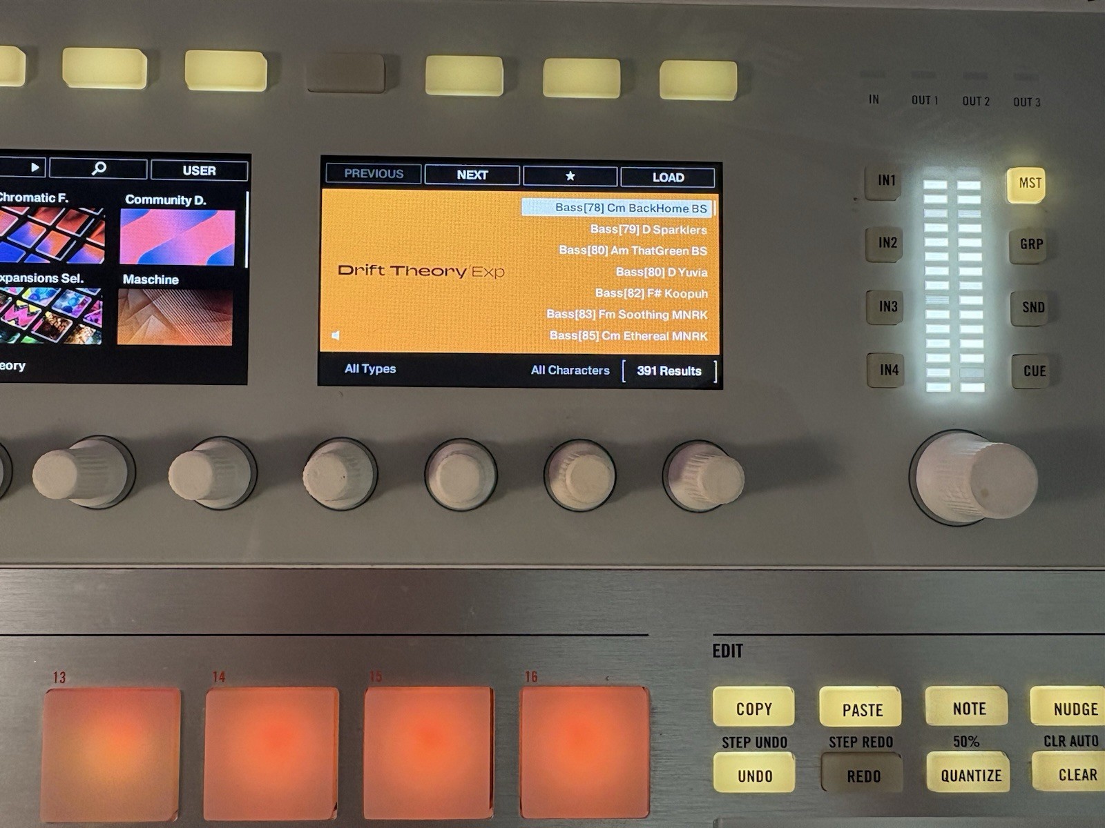 Native Instruments Maschine Studio White with Original box Blue USB & power cord