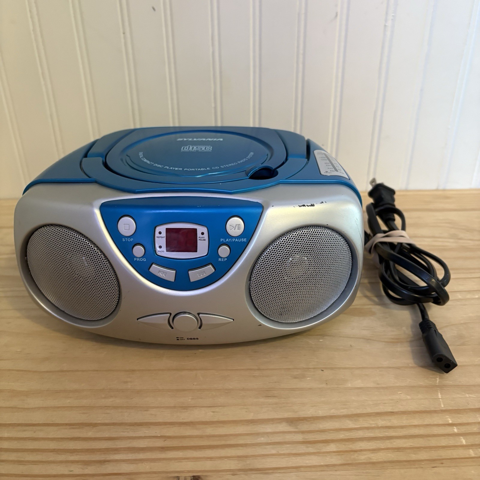 Sylvania Portable CD Player AM FM Radio Blue Retro Style Boombox SRCD243PL WORKS