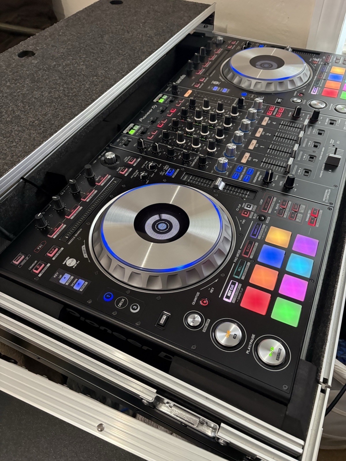 Pioneer DJ DDJ-SZ2 Pro DJ Controller w/ Odyssey Flight Case Bundle-Excellent