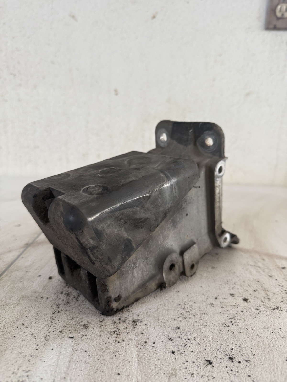 L85-6130A 2020 KENWORTH T680 HOOD BRACKET 3771170