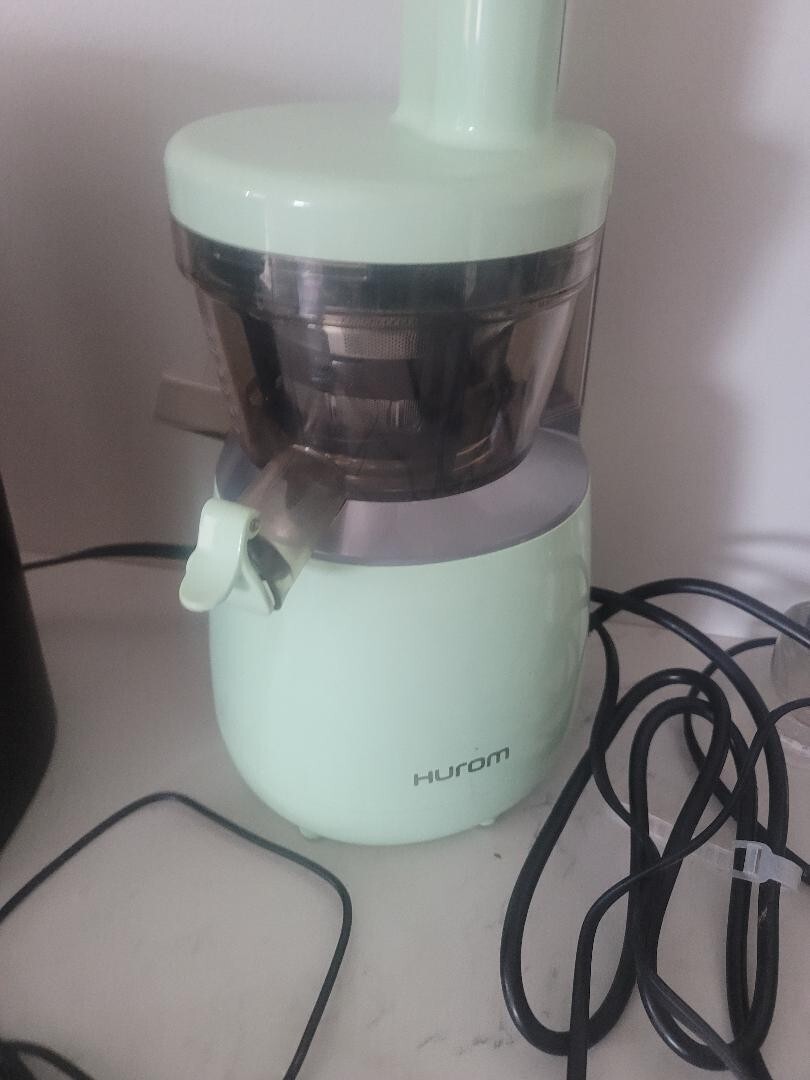 Hurom H-AA-BBB 16..9 fl oz Slow Juicer mint green