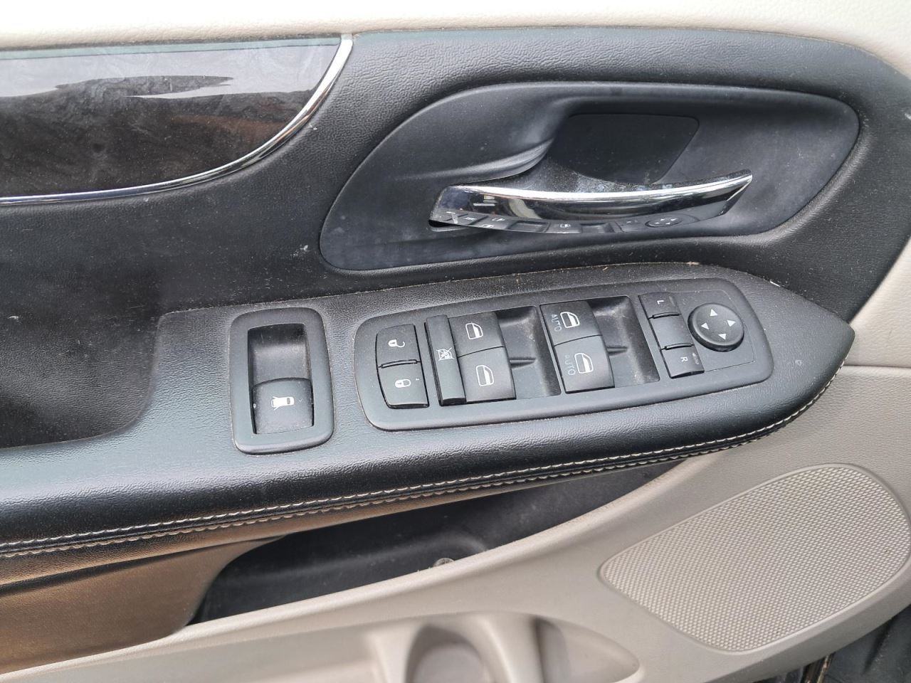 TOWN COUN 2012 Glove Box 5024322