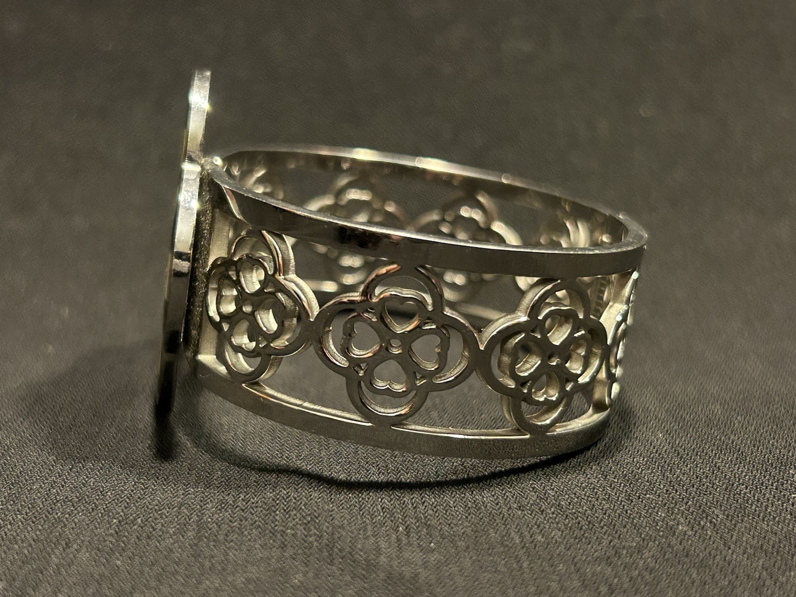 Clover-Shaped Mosaic Statement Metal Spring Hinged Bracelet