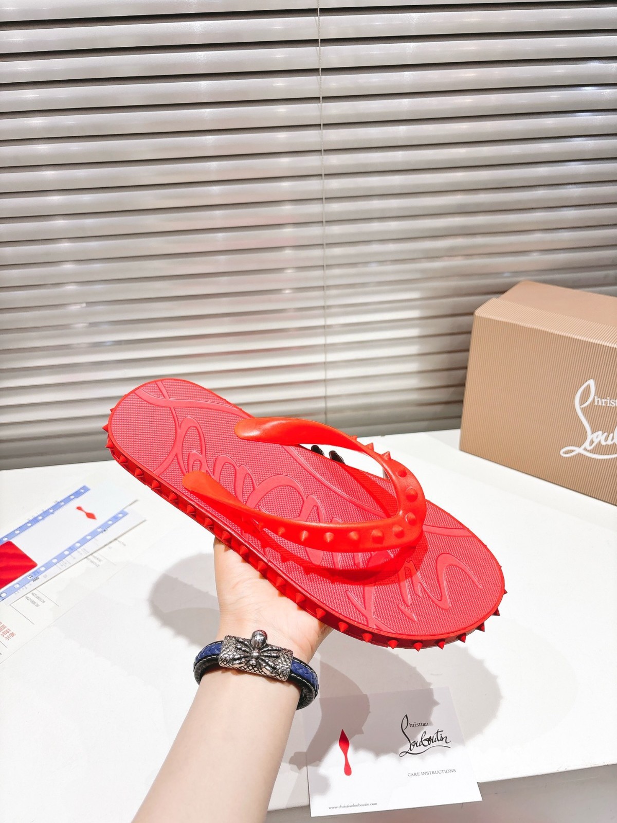 𝑪𝒉𝒓𝒊𝒔𝒕𝒊𝒂𝒏 𝑳𝒐𝒖𝒃𝒐𝒖𝒕𝒊𝒏 RED studded flip-flops Size 41