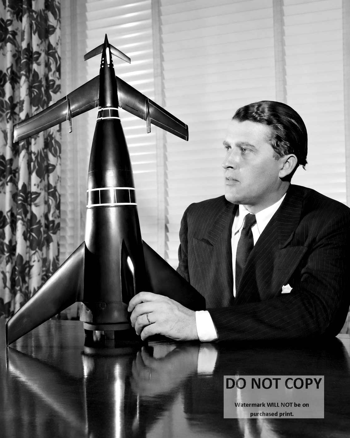 DR. WERNHER VON BRAUN WITH ROCKET MODEL - 8X10 NASA PHOTO (BB-005)