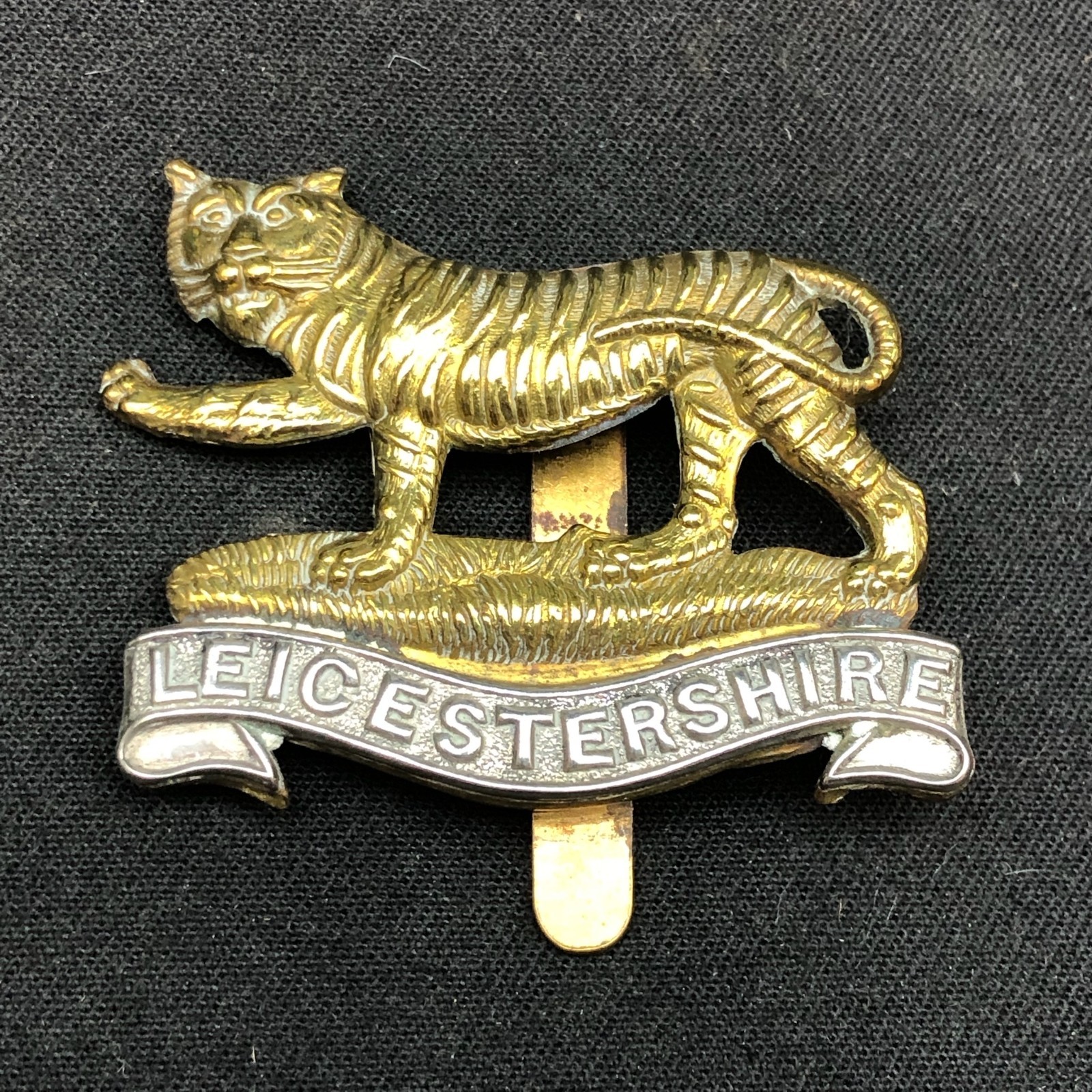 Royal Leicestershire Regiment - British Royal Army Cap Badge