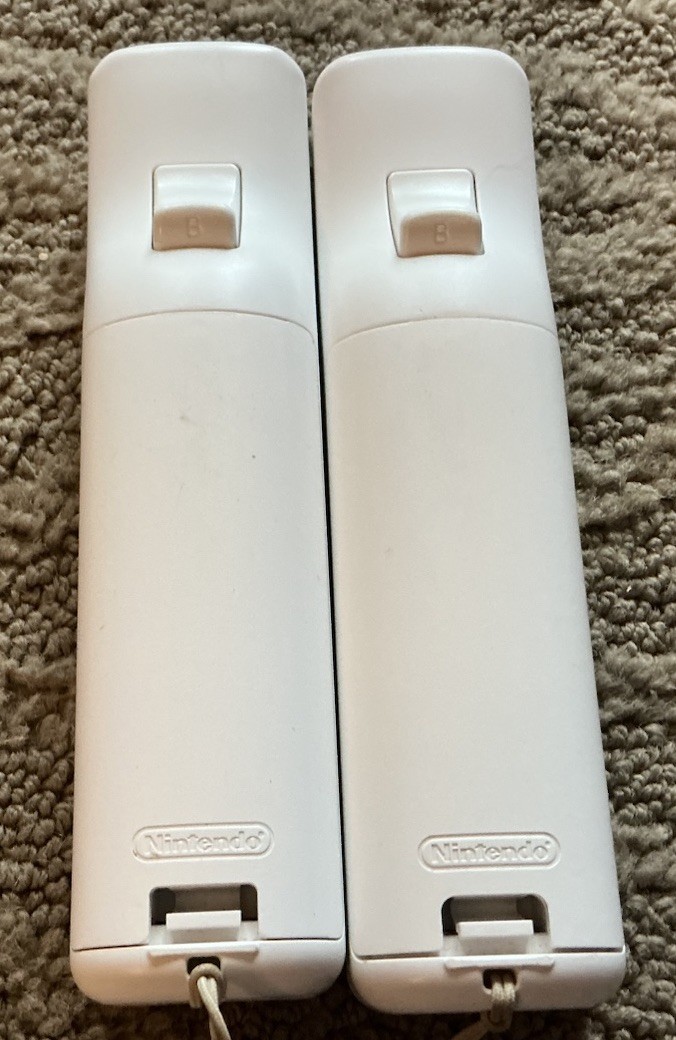 Nintendo Wii Console White USA Model Bundled w/Cables & Controllers + Game