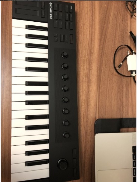 NATIVE INSTRUMENTS / KOMPLETE KONTROL M32 / SMALL KEYBOARD CONTROLLER